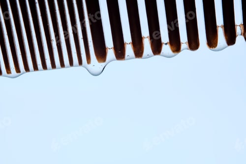 Preview: A comb with hair serum. The photo shows the texture of the cosmetic product.