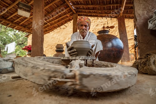 Preview: Potter at work makes ceramic dishes. India, Rajasthan.