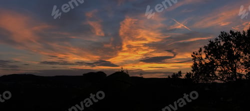 Preview: Mesmerizing view of the sunset sky over the silhouetted city