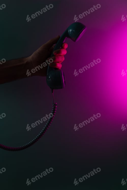 Preview: Man hand holding retro phone handset