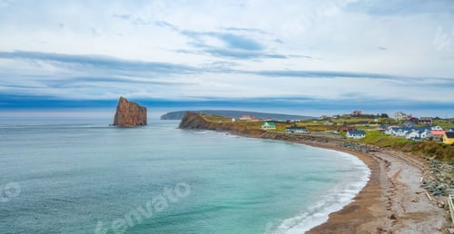 Vista previa: Town on the Atlantic Ocean Coast during a cloudy sunset. Perce, Quebec, Canada.