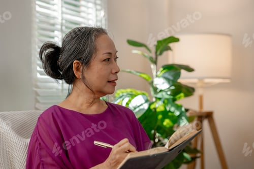 Preview: An old woman lived happily in her retirement at home, A kind-hearted elderly woman was happily writi