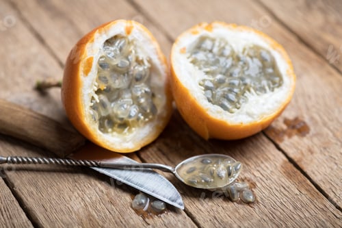 Preview: Slised passion fruit with knife and spoon