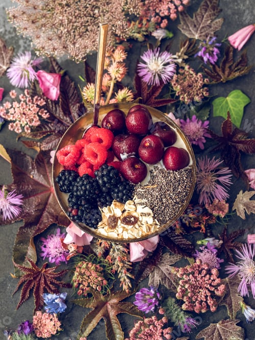 Preview: Flowers and tasty breakfast bowl