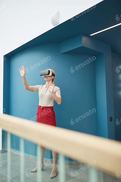 Preview: Woman talking to her colleague virtually
