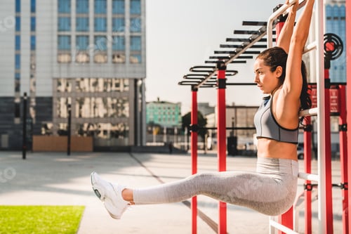 Preview: Fit caucasian 20s woman sportsman during workout on sporting field with urban landscape