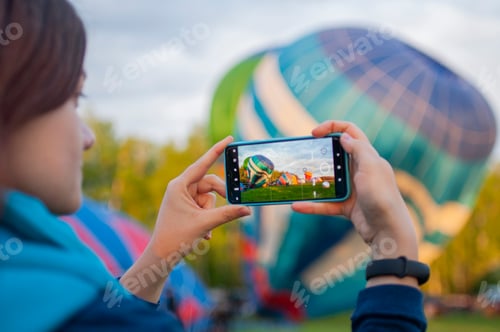 Preview: The girl takes pictures on a phone