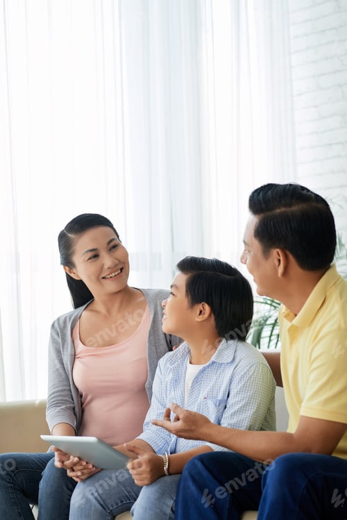 Preview: Family discussing application