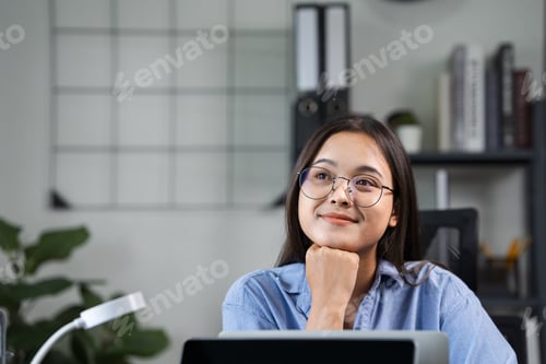 Preview: beautiful asian female employee Happy woman smiling - Focus on Asian woman's face