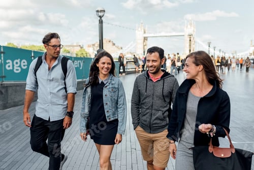 Preview: UK, London, happy friends walking near Tower Bridge