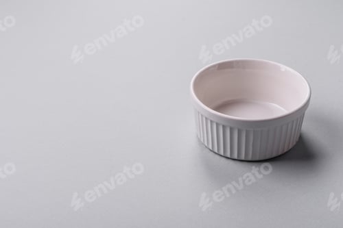 Preview: An empty plate on a gray concrete background with copy space
