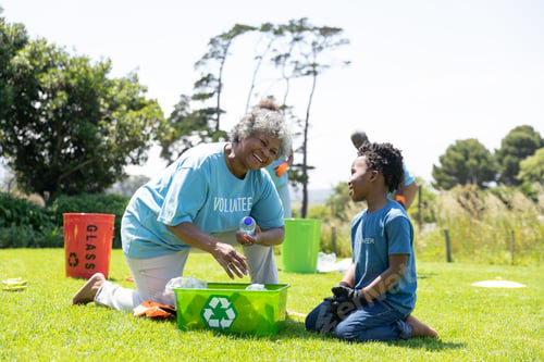 Preview: Volunteers collecting rubbish and recycling