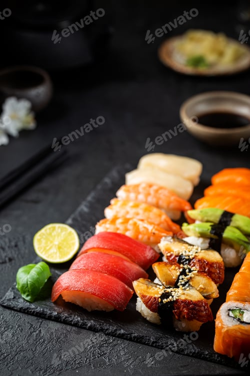 Preview: Set of sushi and maki