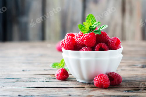 Preview: Sweet fresh raspberry and mint on the wooden table