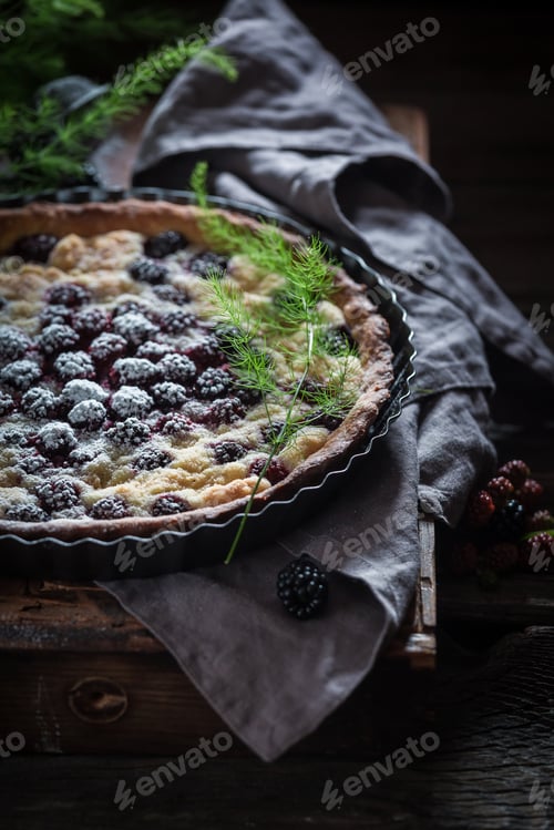 Preview: Sweet and tasty blackberry pie with caster cugar