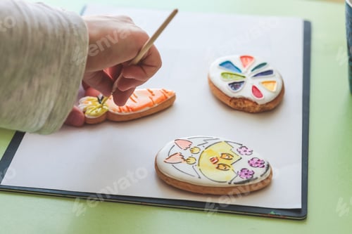 Preview: child paints glazed gingerbread cookies form Easter eggs carrots brush. Food Coloring Creativity Kit