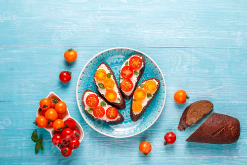 Preview: Open sandwiches with cottage cheese,cherry tomatoes and basil.