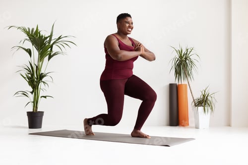 Preview: Motivated african american lady in sportswear doing exercises
