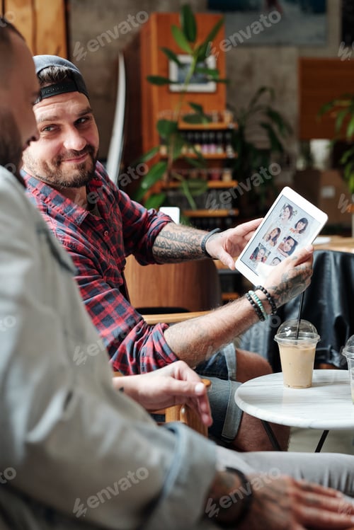 Preview: Choosing girl via online dating app