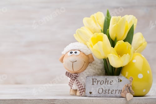 Preview: Yellow tulips, spring flowers and Easter decoration.