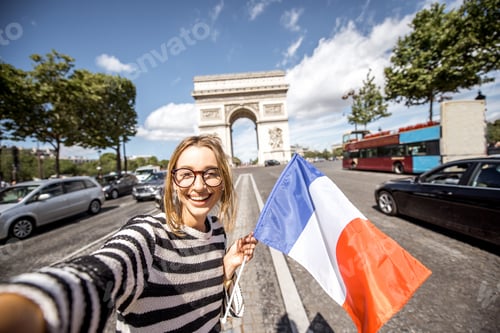 Preview: Woman traveling in Paris