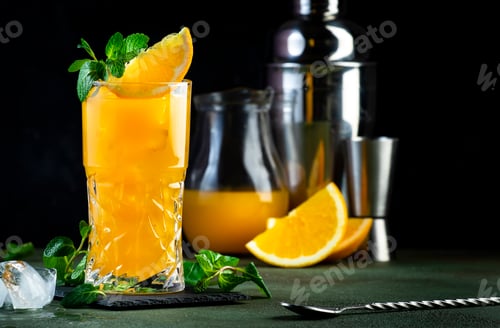 Preview: Screwdriver, alcoholic cocktail drink with vodka, orange juice and ice