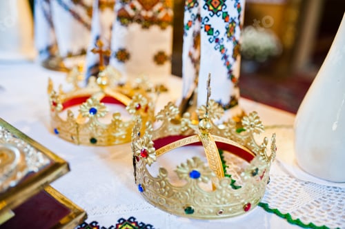 Preview: Wedding crown at church ceremony