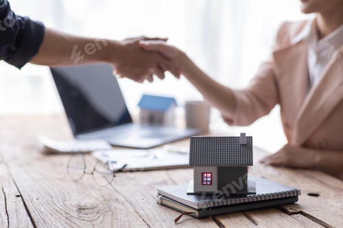 Preview: Handshake Real estate brokerage agent Deliver a sample of a model house to the customer, mortgage