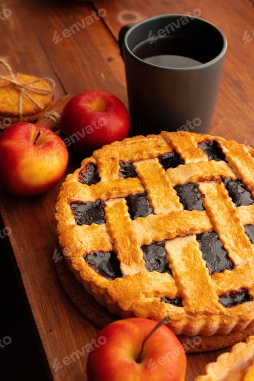 Vista previa: Primer plano de la tarta de frambuesa dulce tradicional casera de otoño sobre una mesa de madera
