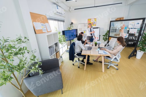 Visualização: Profissionais de negócios discutindo projeto em um escritório moderno