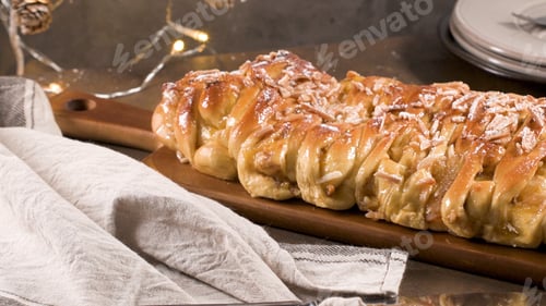 Preview: Christmas braided cinnamon cake