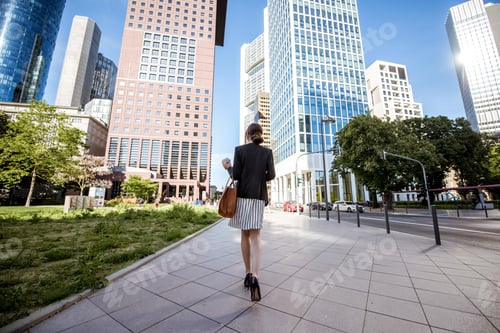 Preview: Businesswoman outdoors in the modern city