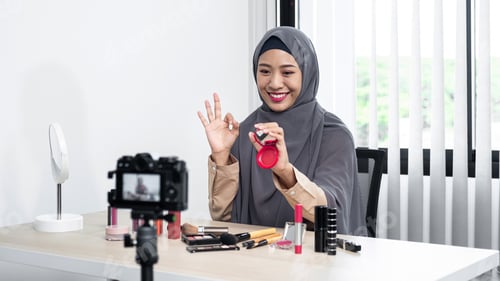 Preview: Asian muslim woman beauty blogger tutorial by eye shadow makeup on her eyes and making videos