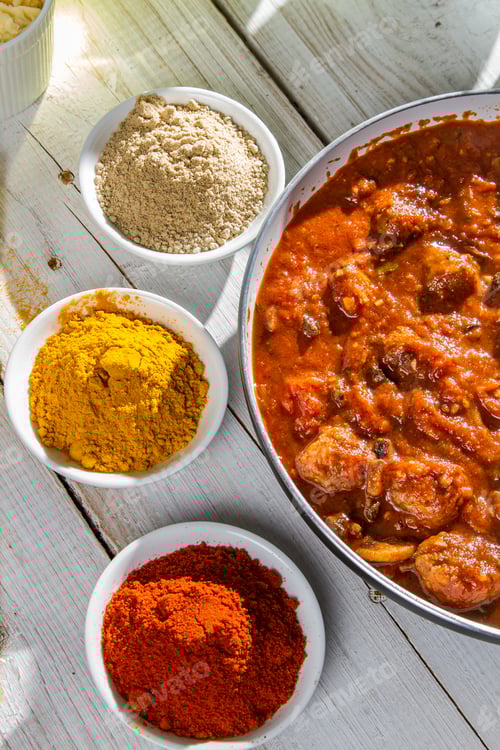 Preview: Hot spaghetti in a pan and spices