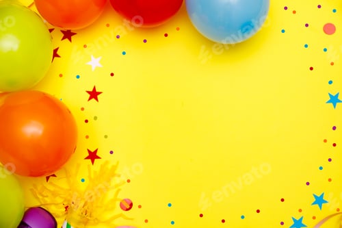 Visualização: Balões coloridos e confetes na vista de cima da mesa amarela.
