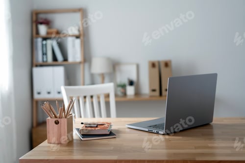 Aperçu: Mockup blank screen laptop computer on wooden table in living room.