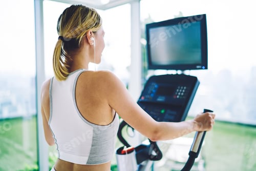 Preview: Woman training in light modern gym