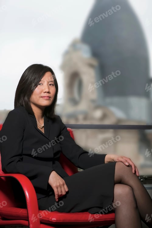 Preview: Chinese businesswoman seated, Paris