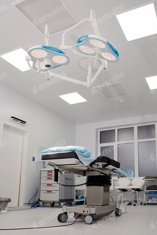 Preview: Spacious, well-equipped operating room, in the center of which there is an operating table