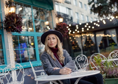 Preview: Portraits beautiful women in the restaurant