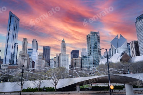 Preview: Scenic view of the cityscape of Chicago, Illinois seen from Millennium Park against at pink sunset