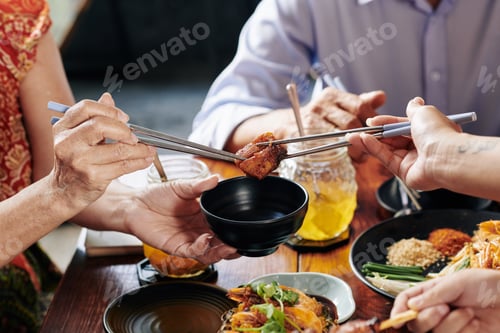Preview: Dipping chicken piece in sauce