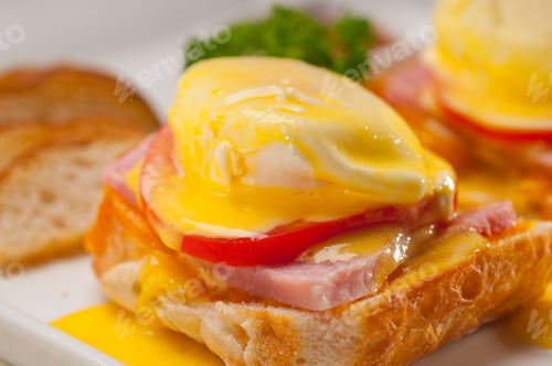 Preview: eggs benedict on bread with tomato and ham