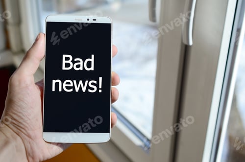 Preview: A person sees a white inscription on a black smartphone display that holds in his hand. Bad news!