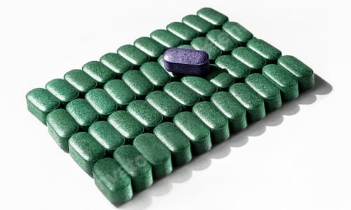 Preview: Pills of chlorella, spirulina barley grass close-up lined up in rows on white background Nutritional