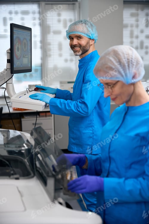Preview: Laboratory assistants use high-tech equipment in their work
