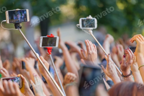 Preview: Social media at the concert, phones on selfie sticks