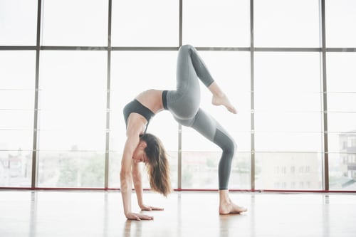 Preview: A sports girl who cuts the torso and makes a stretch. A woman tries to be in good shape