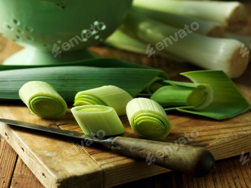 Preview: Sliced leeks on chopping board, close-up