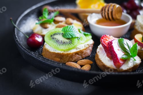 Vista previa: Assorted summer sweet snacks. Bruschetta or sandwiches with frui